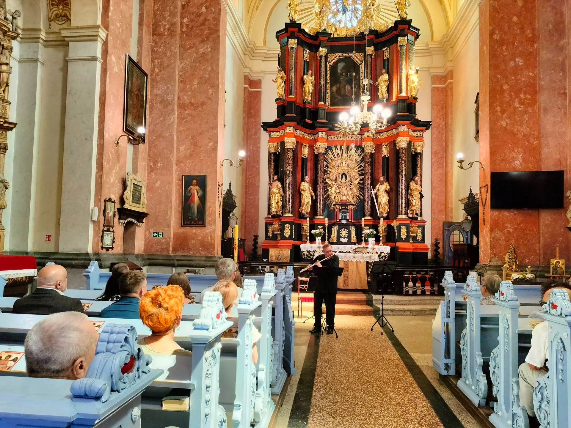 Koncert PRO MUSICA ANTIQUA zachwycił w Sanktuarium w Krośnie — zdjęcie 17